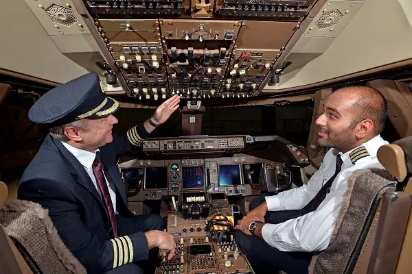Profesi pilot pesawat terbang mengharuskan pemahaman mendalam tentang teknologi canggih yang digunakan dalam pesawat modern